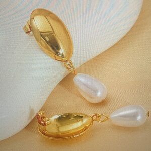 Elegant Gold and Pearl Drop Earrings